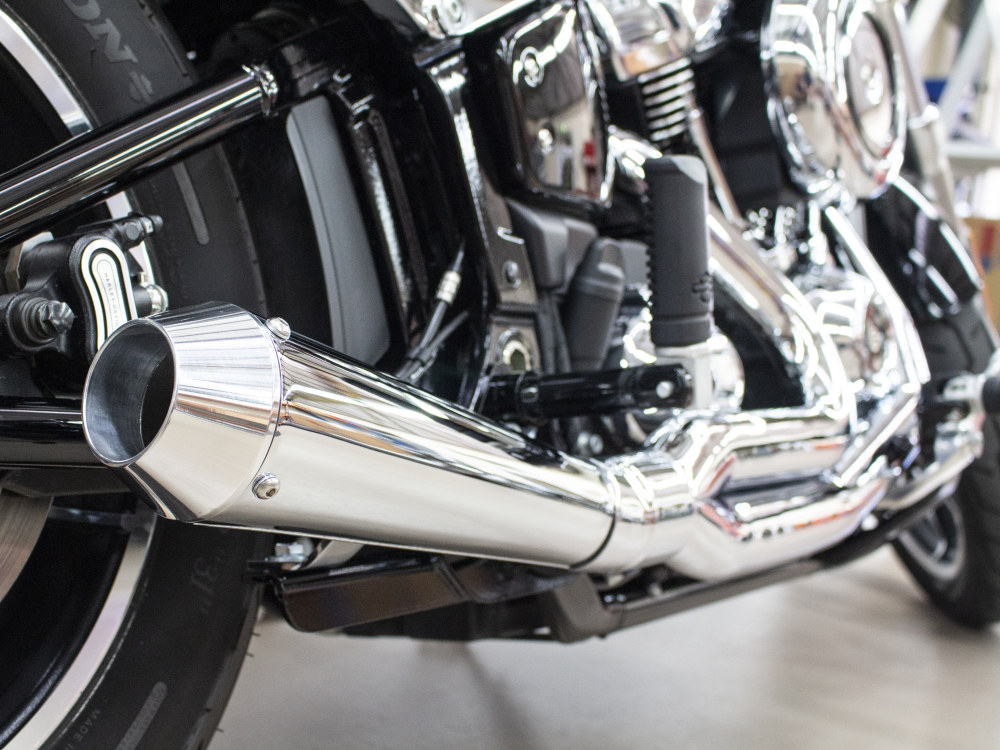 Abuelo Gato 2-into-1 Exhaust - Chrome with Chrome End Cap. Fits Softail 2018up Non-240 Tyre Models.