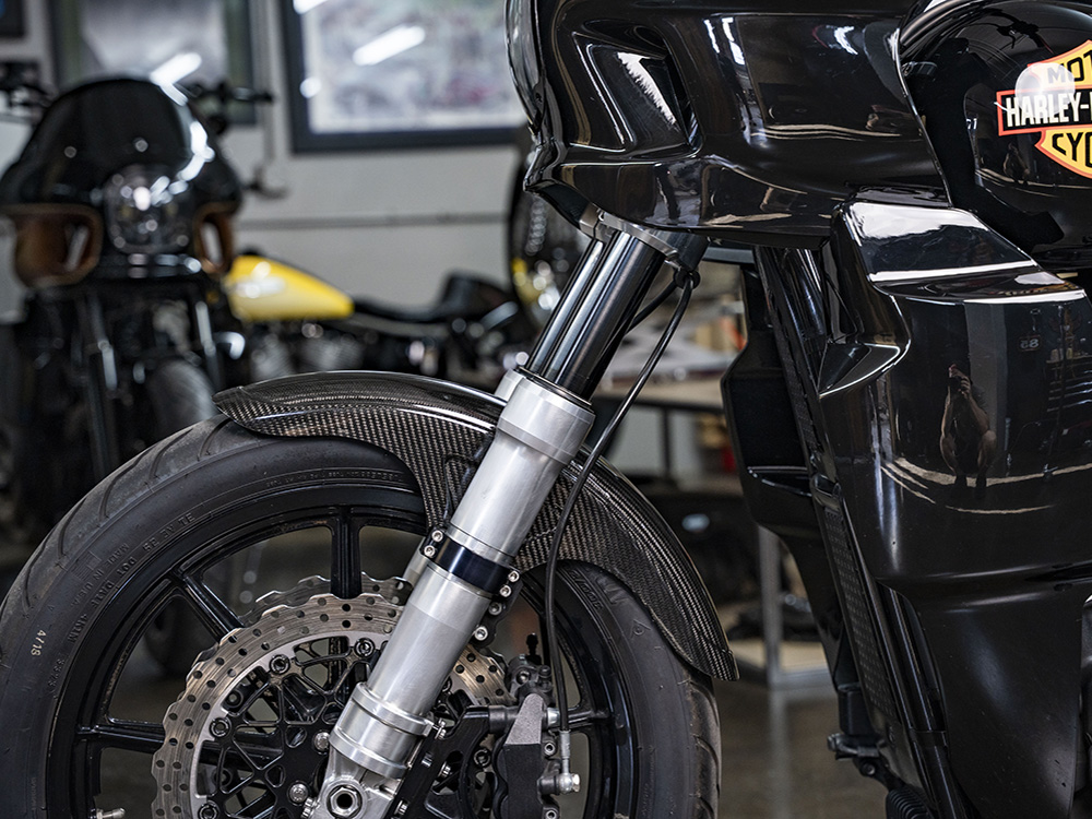 Carbon Front Fender – Gloss Finish. Fits Mid-Glide Dyna 2006-2017, Softail Street Bob 2018up & Standard 2020-2024 with 19in. Front Wheel. Also Fits Softail Low Rider S 2020up & Low Rider ST 2022up with Adapter