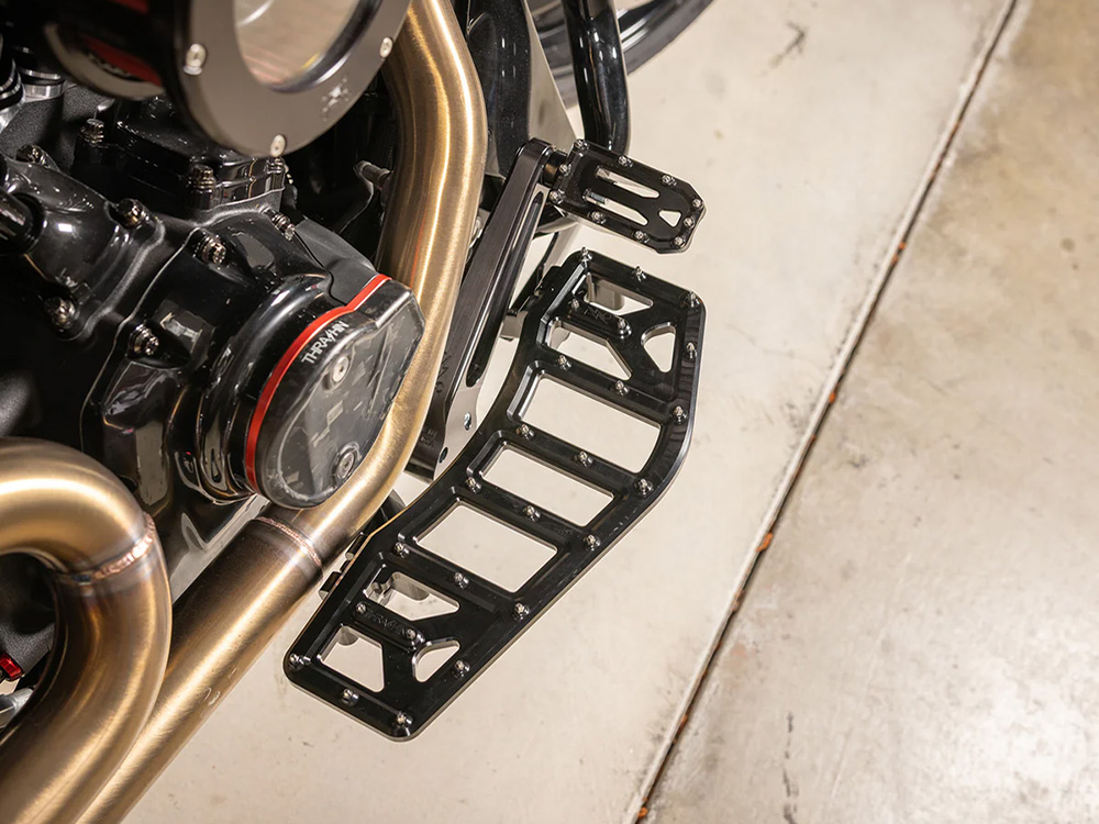 Thrashin Supply Aggressor Rider Floorboards – Black. Fits Touring 1980up, FL Softail 1986-2017 & Dyna Switchback 2012-2016