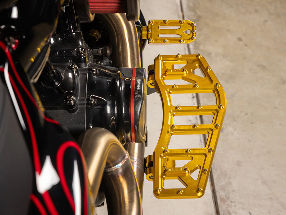 Thrashin Supply Aggressor Rider Floorboards – Gold. Fits Touring 1980up, FL Softail 1986-2017 & Dyna Switchback 2012-2016